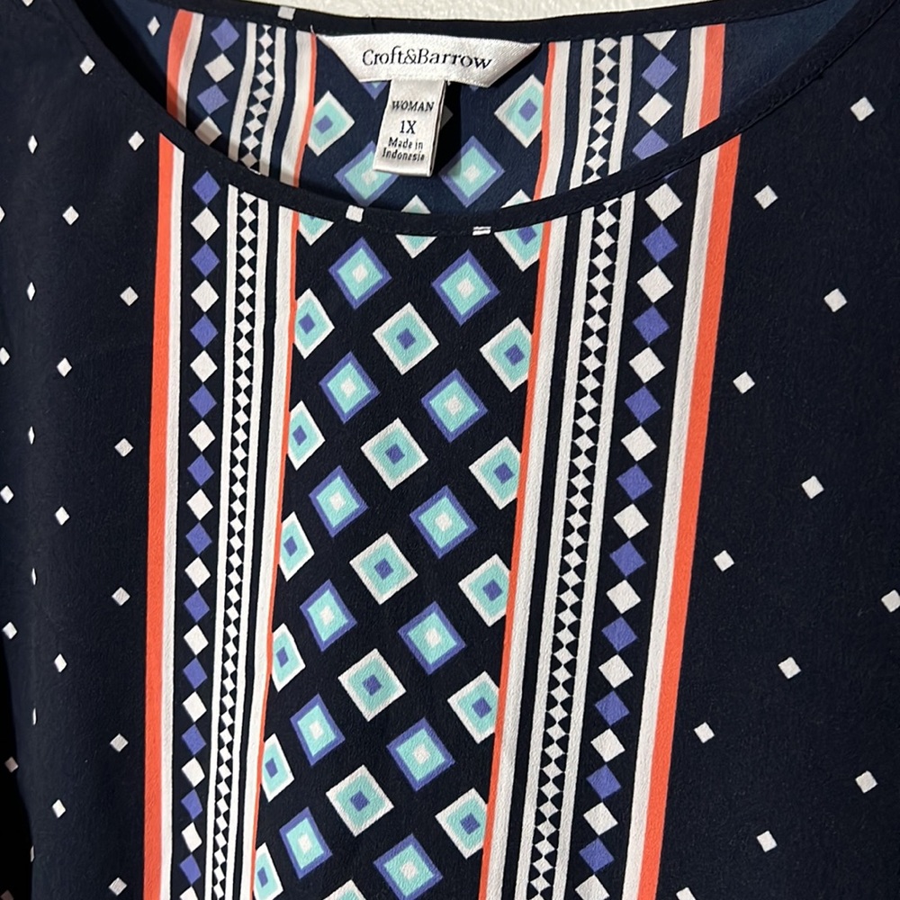 3/$20 Croft & Barrow High Low Top 3/4 Sleeves- Navy With Diamond Shapes Design - Picture 3 of 6